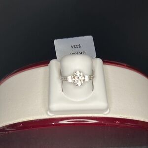925 Sterling Silver MOISSANITE
Ring Size 8